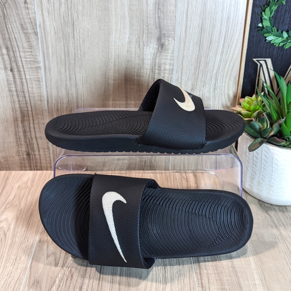 2017 Nike Junior Black White Kawa Slides Sandals Juniors size 6 - Picture 2 of 12